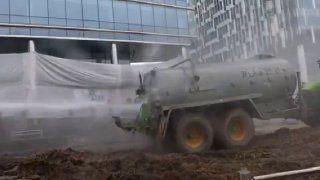 Proteste in den NiederlandenBauern kippen Gülletank vor Haus von Umweltministeri...