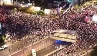 TEL AVIV, ISRAEL, 27.04. 24 Massenproreste für den Rücktritt der Regierung Netan...