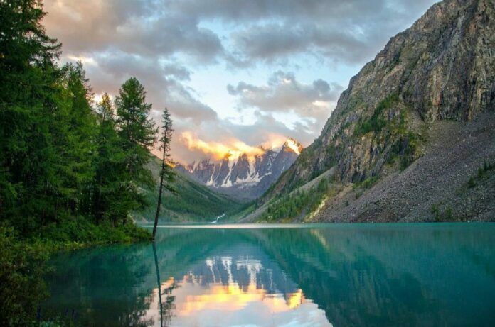 Discover the Beauty of Shavlinskie Lakes in Altai Republic