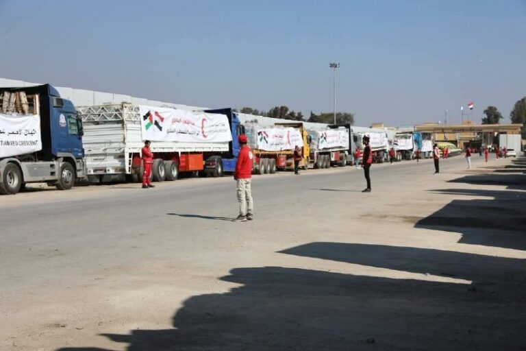 Aid trucks lined up at the Rafah crossing, awaiting the beginning of the ceasef…