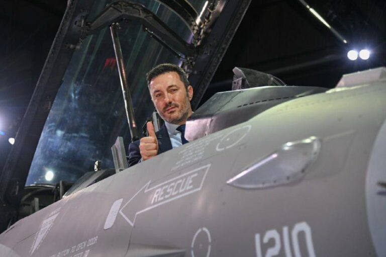 Argentine Defense Minister Luis Petri showed off new F-16s. Zelensky must be see…