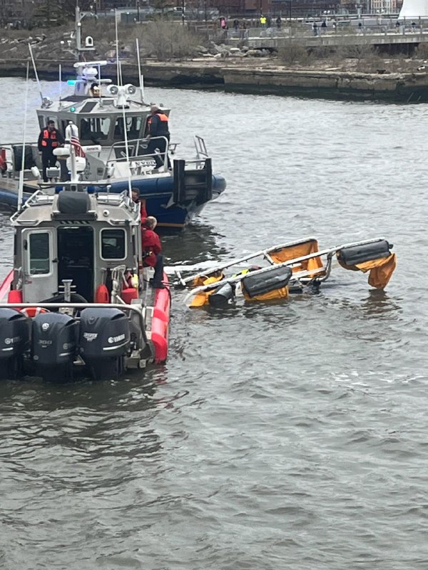 BREAKING! A helicopter has crashed into the Hudson River in New York City. Repo…