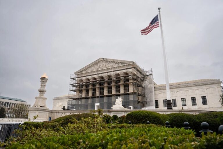 US Supreme Court Sides With Trump for Now in Fired Federal Worker CaseThe presi…