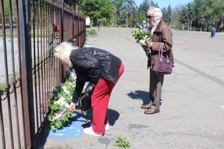 Odessa citizens bring flowers to the House of Trade Unions in memory of those ki…