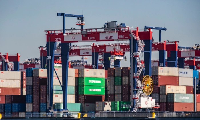 Record Tariff Revenue Boosts US Budget Surplus in April: TreasuryThe slightly b…