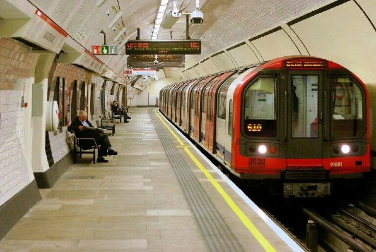 A power outage has occurred in the London Underground metro system, causing sev…