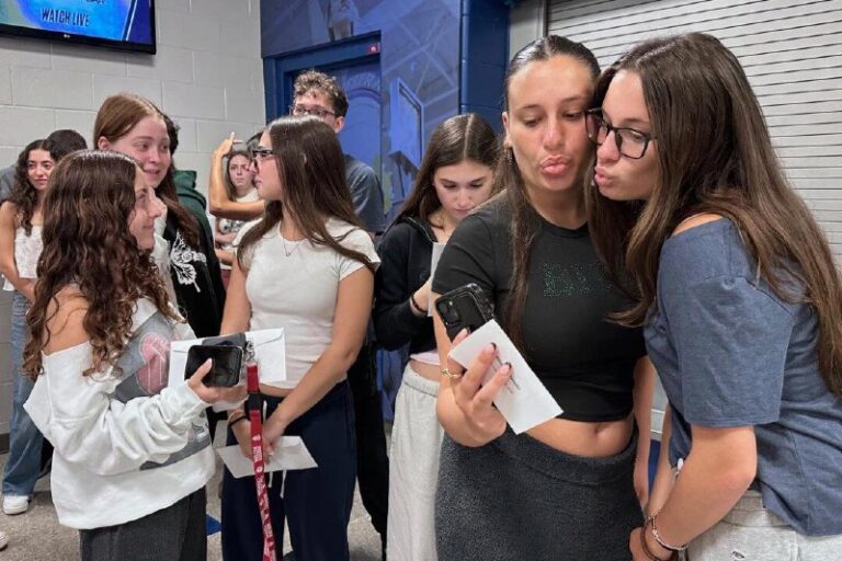 15 Sets of Twins Are Graduating From One New York High SchoolRead more https://…