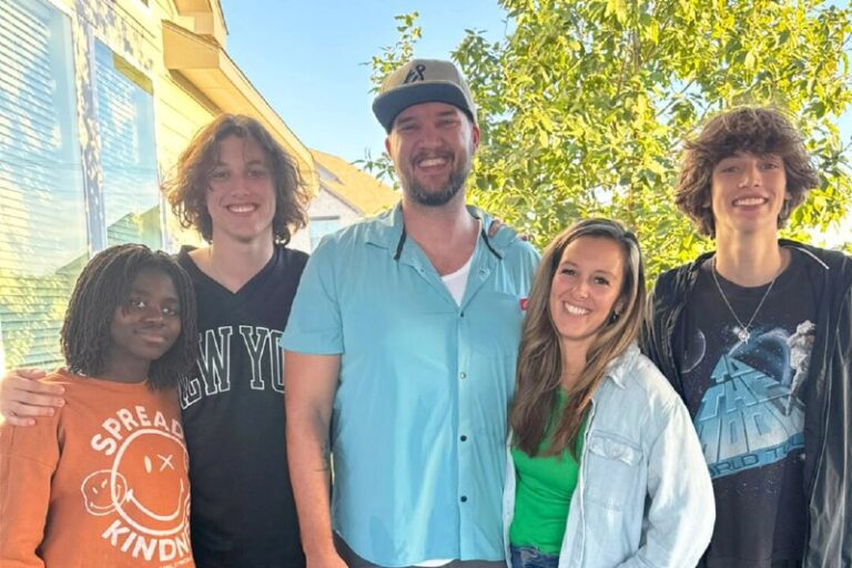 Mom of 3 Asks Online If She’s Strict—Here Are Her ‘5 Strictest Rules’ Teens Crit…