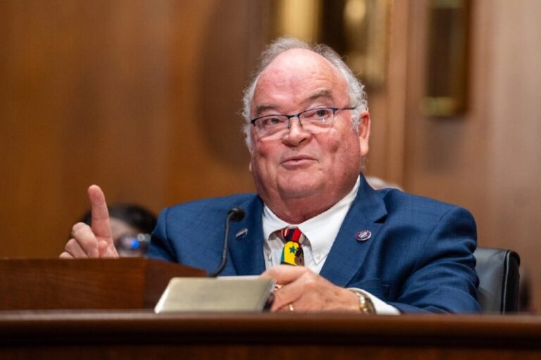 Senate Confirms Billy Long to Head IRSFull story https://theepochtim.es/b6owkv…