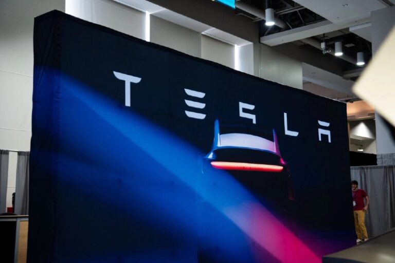 Tesla Stock Tanks 14 Percent as Trump-Musk Feud IntensifiesFull article https:/…
