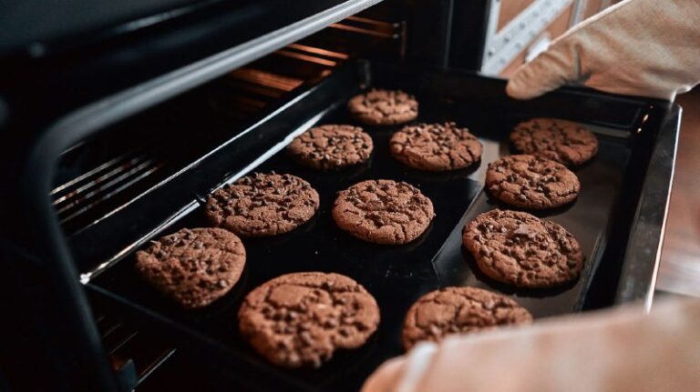 We just baked these — heading out to hand them to the peaceful protesters in Ca…