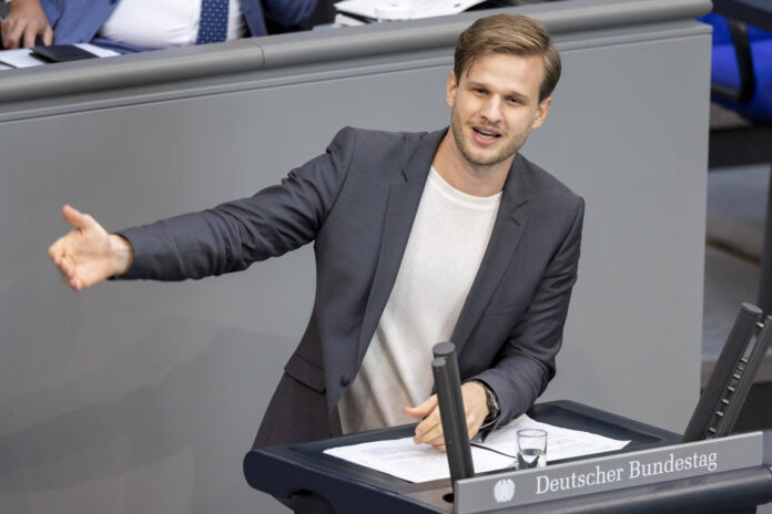 Robin Mesarosch, SPD, spricht im Bundestag. Berlin, 21.09.2023. Berlin Deutschland *** Robin Mesarosch, SPD, speaks in t